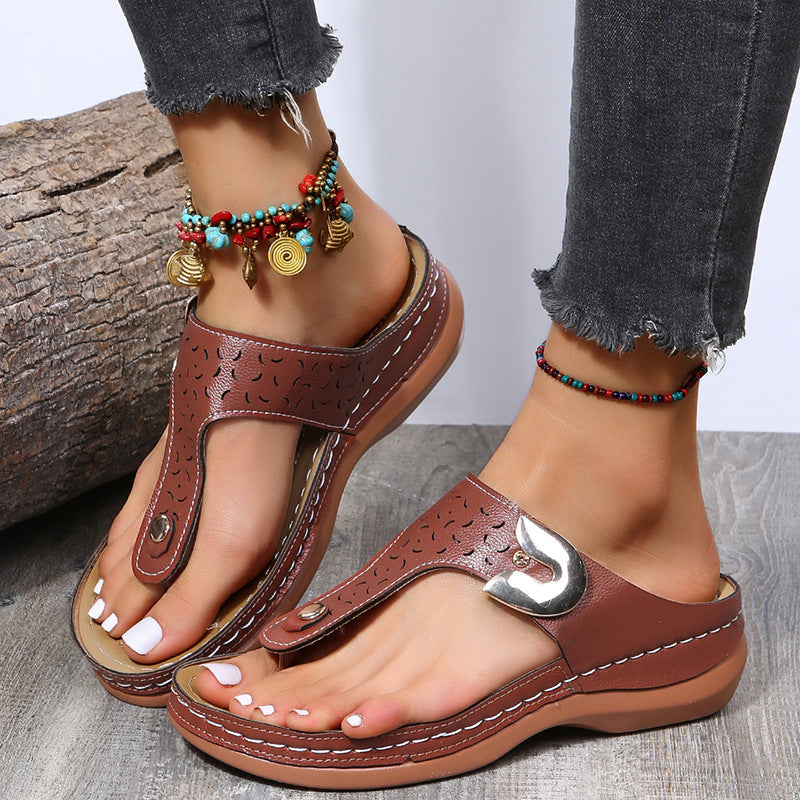Sommar Nya Kvinnors Metall Dekor Feature Mönster Wedge Flip-Flops