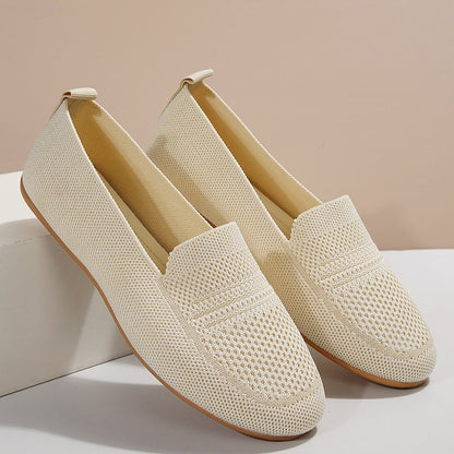 Slip-on-skor för kvinnor med en platt och mjuk sula