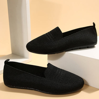 Slip-on-skor för kvinnor med en platt och mjuk sula