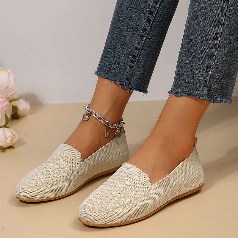 Slip-on-skor för kvinnor med en platt och mjuk sula