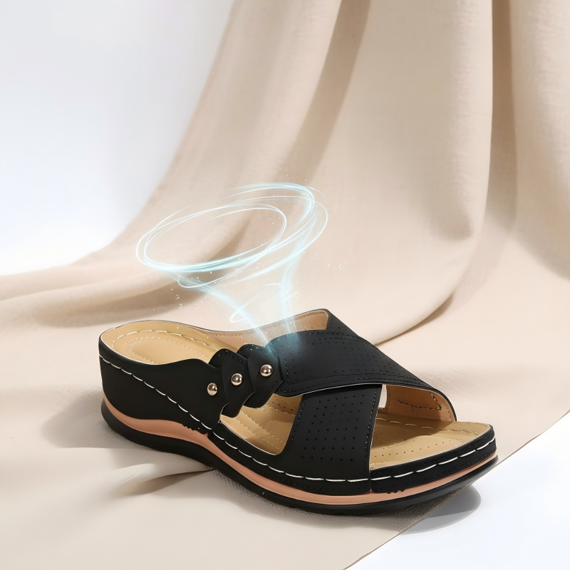 Bekväma sandaler med kilklack och korsade remmar i perforerat material