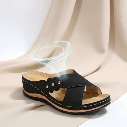 Bekväma sandaler med kilklack och korsade remmar i perforerat material
