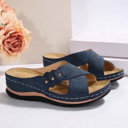 Bekväma sandaler med kilklack och korsade remmar i perforerat material